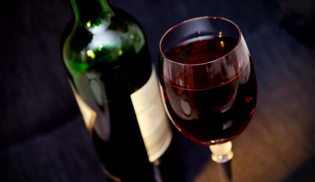 Flasche Wein mit Glas
